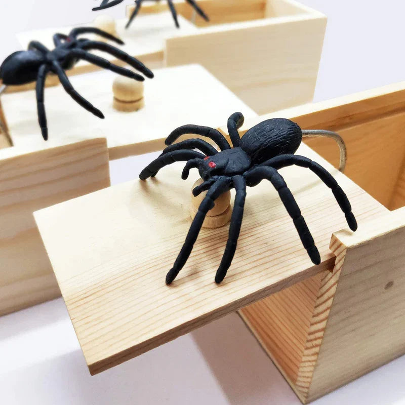 Boîte Effrayante en Bois (Style Aléatoire)