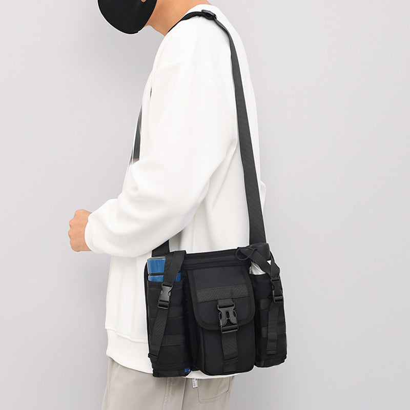 Sac de voyage extérieur d'âge moyen et âgé