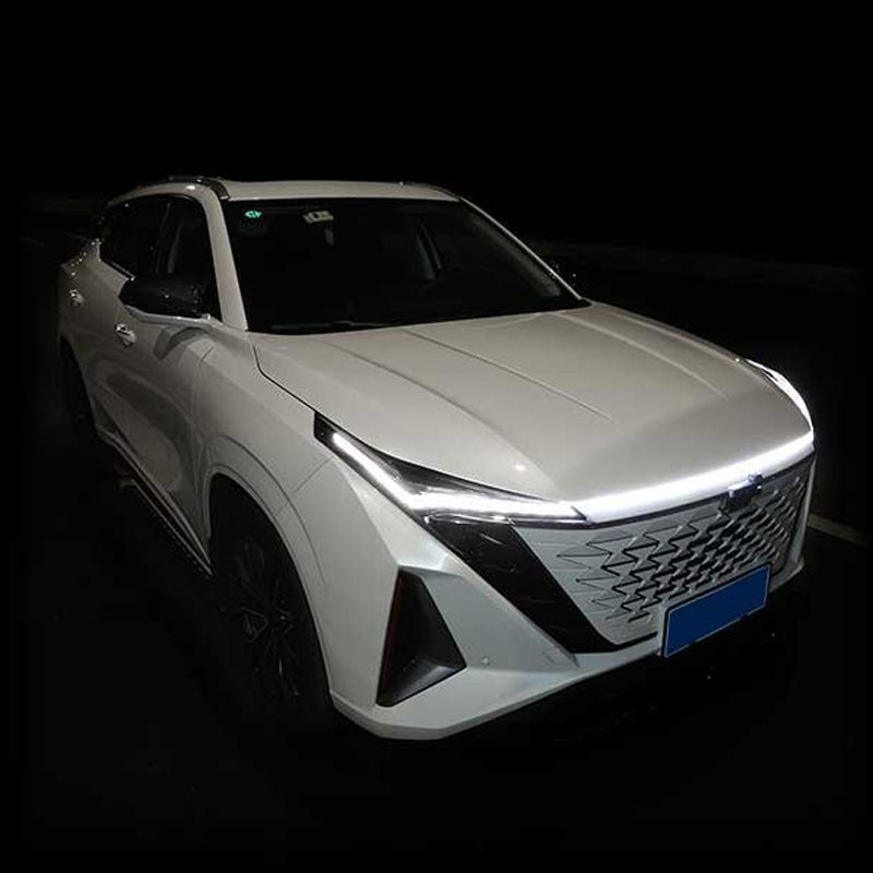 Bande LED dynamique pour capot de voiture
